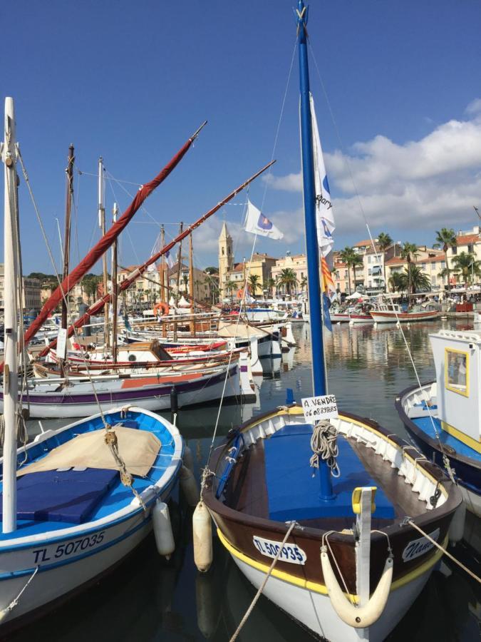 Superbe studio rue piétonne principale Sanary à côté du port Esterno foto